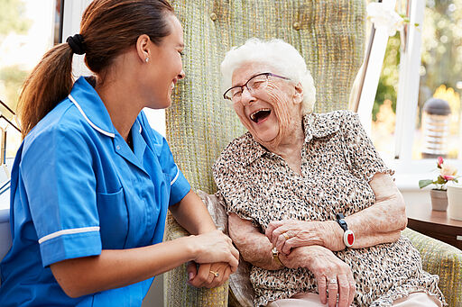 Bild von einer Pflegerin mit einer Rentnerin