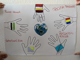 HWA-Aktion „Für Demokratie und gegen Ausgrenzung“: selbstgebasteltes Plakat gegen Rassismus