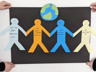 HWA-Aktion „Für Demokratie und gegen Ausgrenzung“: selbstgebasteltes Plakat gegen Rassismus