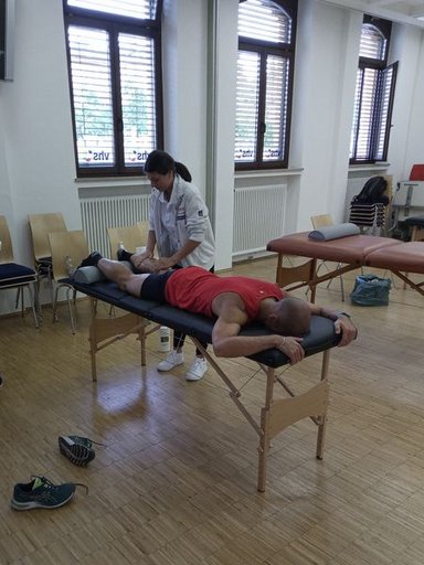 Schüler*innen der Physiotherapieschule vor Ort als "Bewegungshelfer*innen"