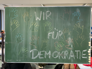 HWA-Aktion „Für Demokratie und gegen Ausgrenzung“: Tafelaufschrift gegen Rassismus