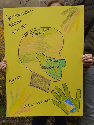 HWA-Aktion „Für Demokratie und gegen Ausgrenzung“: selbstgestaltetes Plakat gegen Rassismus