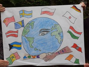 HWA-Aktion „Für Demokratie und gegen Ausgrenzung“: selbstgebasteltes Plakat gegen Rassismus