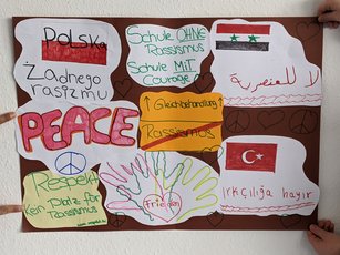 HWA-Aktion „Für Demokratie und gegen Ausgrenzung“: selbstgebasteltes Plakat gegen Rassismus