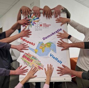 Teilnehmende an der HWA-Aktion „Für Demokratie und gegen Ausgrenzung“ mit selbstgebasteltem Plakat gegen Rassismus