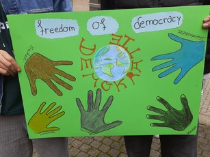 HWA-Aktion „Für Demokratie und gegen Ausgrenzung“: selbstgebasteltes Plakat gegen Rassismus