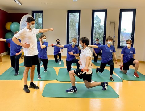 Kurs führt Rumpf ist Trumpf Rückenübungen durch