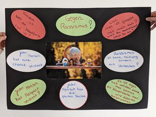 HWA-Aktion „Für Demokratie und gegen Ausgrenzung“: Selbstgebasteltes Plakat gegen gegen Rassismus