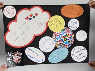 HWA-Aktion „Für Demokratie und gegen Ausgrenzung“: Selbstgebasteltes Plakat gegen Rassismus