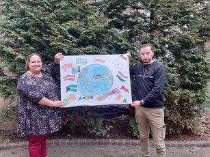 Teilnehmende an der HWA-Aktion „Für Demokratie und gegen Ausgrenzung“ halten selbstgebasteltes Plakat gegen Rassismus