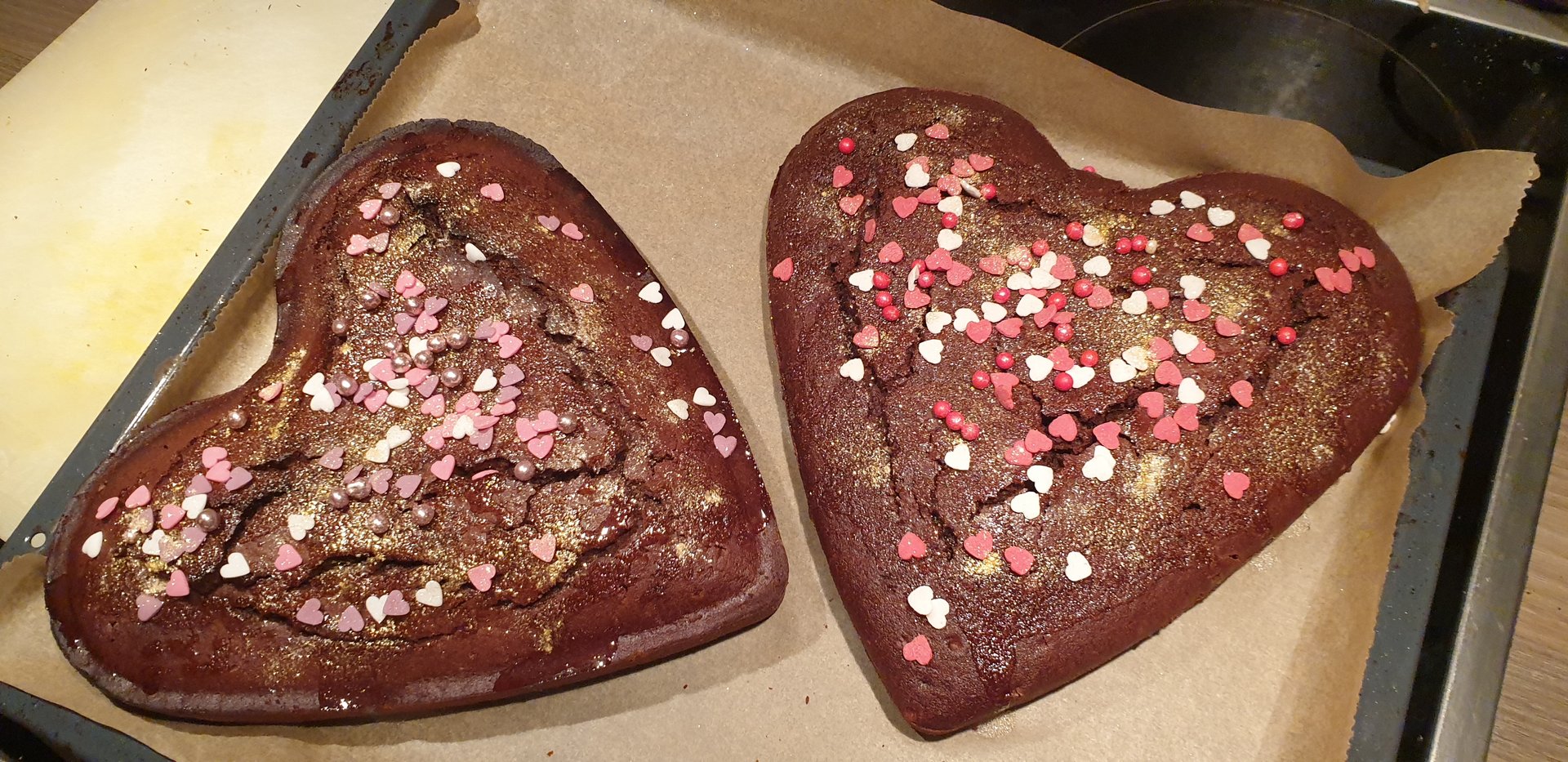 Bild von zwei herzförmigen Kuchen