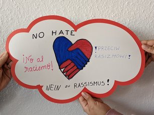 HWA-Aktion „Für Demokratie und gegen Ausgrenzung“: selbstgebasteltes Plakat gegen Rassismus