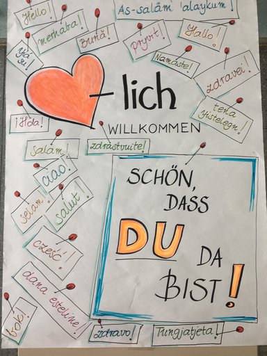 Plakat mit Aufschrift Herzlich Willkommen und schön dass du da bist