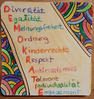 Aktion „Für Demokratie und gegen Ausgrenzung“: selbstgebasteltes Plakat gegen Rassismus