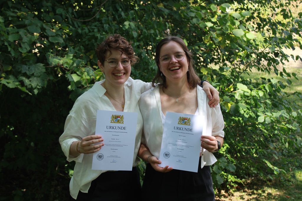 Franziska Maier und Christine Christ mit ihren Auszeichnungen